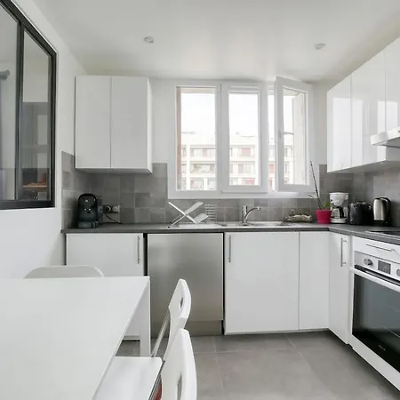 - Auteuil - 70m2, Balconies, Sun, Renovated - Fits 5 Parijs