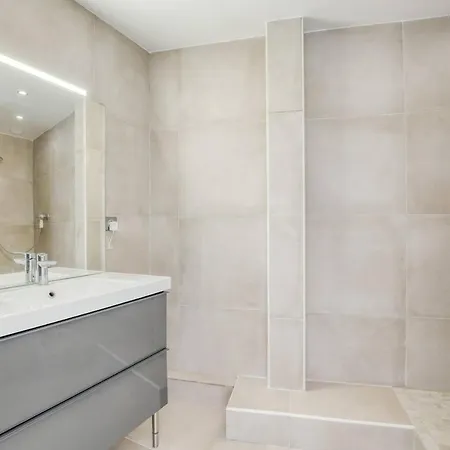 - Auteuil - 70m2, Balconies, Sun, Renovated - Fits 5 Appartement
